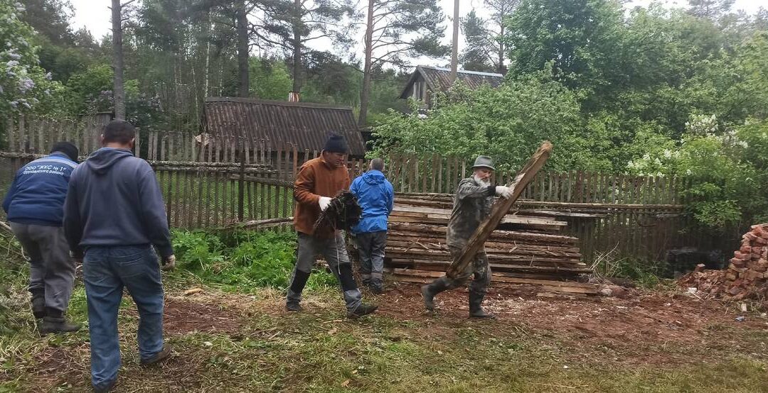 Сегодня, на нашем приходе, прошел первый, и с Божией помощью не последний, субботник